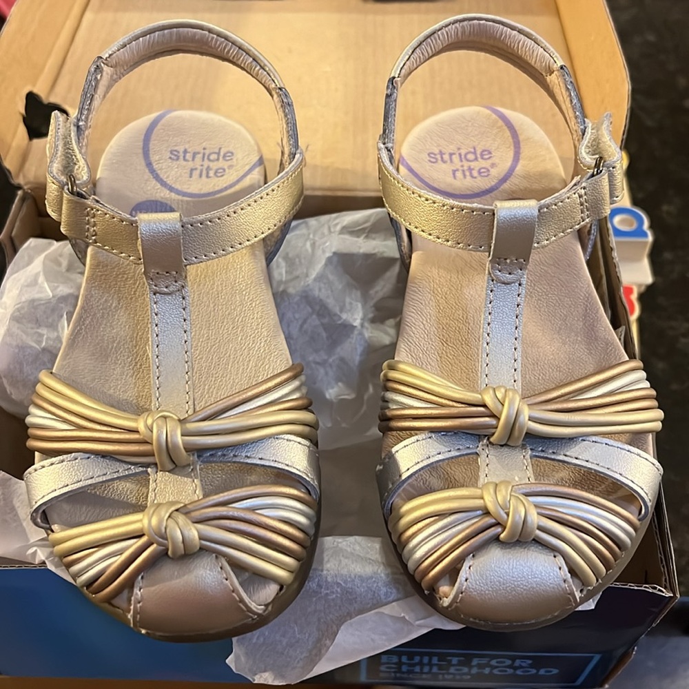 New in box never worn closed toe girls leather sandals 10.5 M Stride Rite